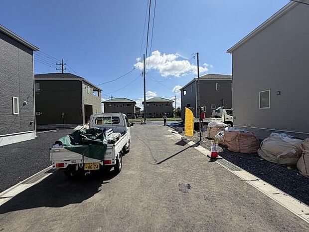 広々とした前面道路が特徴的で周囲の住宅も整然と配置されています。道路は見通しが良く車両の出入りもスムーズに行えます。住宅街として開放感のある雰囲気が広がっています。日当たりも良好です。