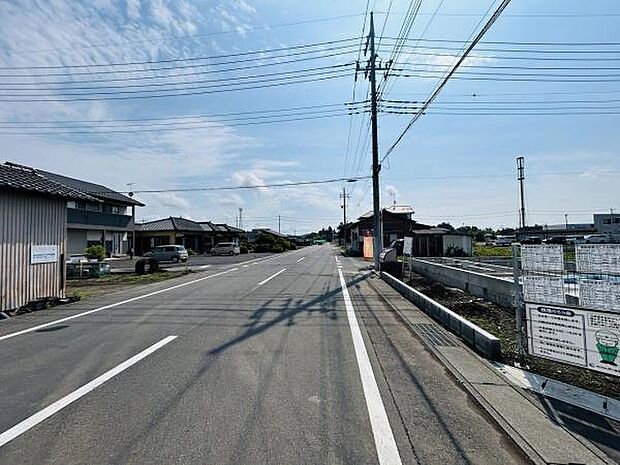 前面道路が広々としており車両の出入りがしやすい印象です。周辺は緑も多く落ち着いた雰囲気があります。舗装された道なので移動も快適です。視界も開けており安心感があります。