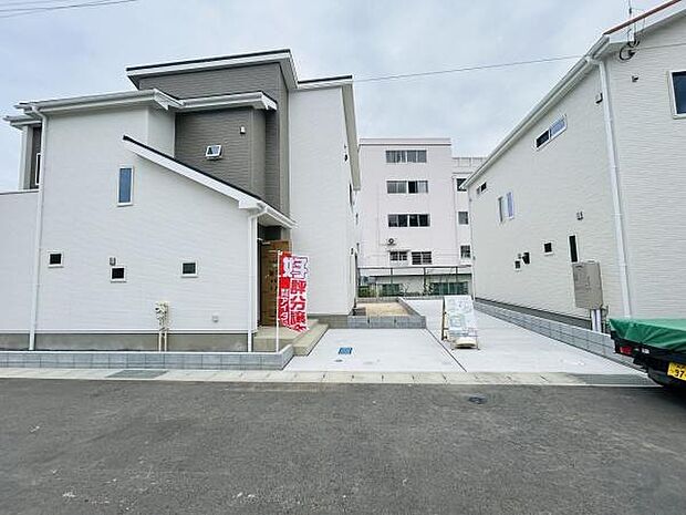 広々とした駐車場スペースが確保されています。敷地内に駐車ができるため車の出し入れもスムーズです。前面道路もゆとりがあり駐車にストレスがかかりません。