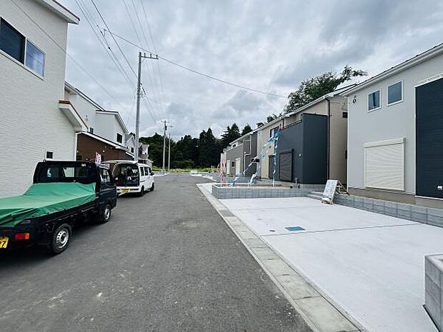 現地写真から前面道路は幅員が広く余裕のある印象です。住宅街に位置し静かな環境が感じられます。周囲には新しい建物が並び街並みの整った雰囲気です。駐車スペースも確保されており車両の出入りがしやすそうです。