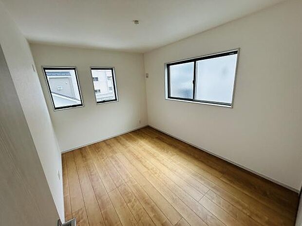 二面採光で明るい雰囲気の子供部屋です。ナチュラルなフローリングが空間をすっきりと見せます。シンプルな内装でインテリアのアレンジもしやすいです。窓からの採光が十分に確保できます。