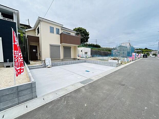 広々とした駐車スペースが確保されており車の出し入れもスムーズに行えます。敷地がゆったりとしているため来客用の駐車にも活用できます。前面道路も幅があり運転しやすい環境です。
