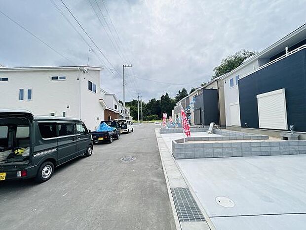 前面道路は車の出し入れがしやすい幅が確保されています。周囲には新しい建物が並び落ち着いた雰囲気が漂います。まっすぐな道で見通しも良く住環境の整ったエリアです。敷地の前面もすっきりとした印象です。