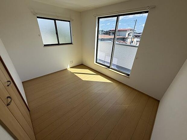 二面採光で明るい子供部屋です。収納スペースが備わっておりすっきりとした空間です。床はやさしい色合いで落ち着いた雰囲気があります。窓からの眺望も良好です。清潔感のある内装が印象的です。