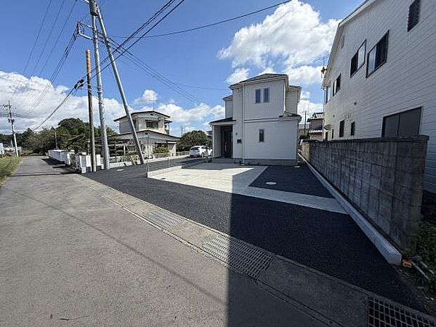 広々とした駐車スペースが確保されており日々の車の出し入れもスムーズに行えます。前面道路もゆったりとしているため車の運転がしやすい環境です。新しいアスファルト舗装で清潔感も保たれています。