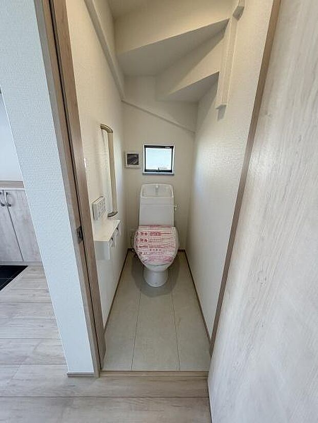 コンパクトで使いやすいトイレ空間です。窓があり自然光が差し込みます。手洗いスペースも備わっています。清潔感を重視した内装が好印象です。明るい雰囲気が感じられます。