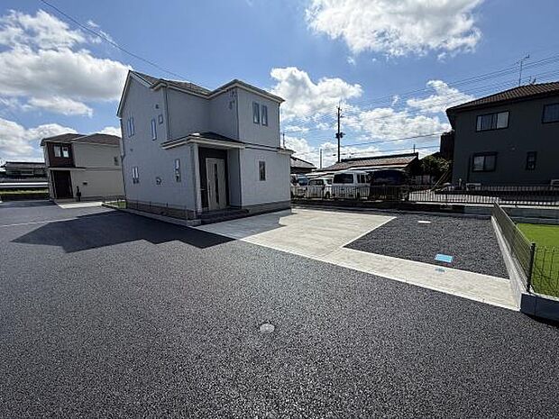 広々とした駐車場が建物の前に配置されており車の出し入れもスムーズに行えます。舗装された敷地は清潔感があり日常の利便性を感じられます。お客様やご家族にも安心して利用いただけるスペースです。