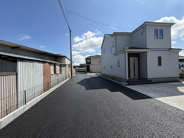 前面道路が広々としており車の出し入れがしやすい環境です。周囲には視界を遮るものが少なく開放感があります。舗装された道路がきれいに整備されており快適なアクセスが可能です。