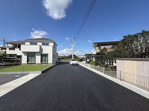 前面道路は幅が広く見通しが良好です。周辺は住宅が建ち並んでおり落ち着いた雰囲気です。新しい舗装で車の出入りもスムーズに感じられます。電柱や配線も整理されていますのですっきりとした景観です。