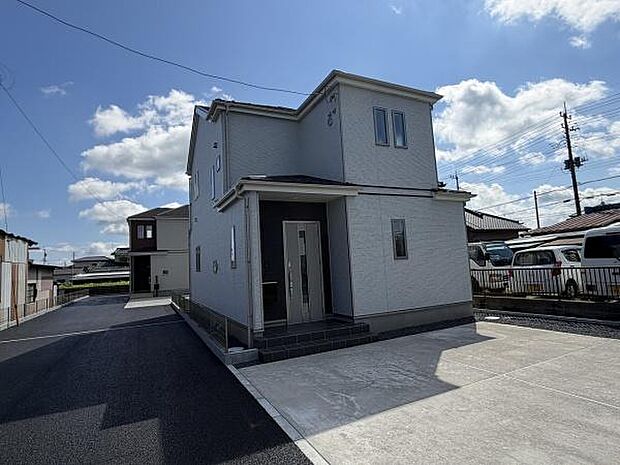 シンプルなデザインの外観が特徴の建物です。陽当たりも良好で開放感を感じられます。駐車スペースも広く車の出し入れがしやすい点が魅力です。街並みに調和しながらも存在感があります。