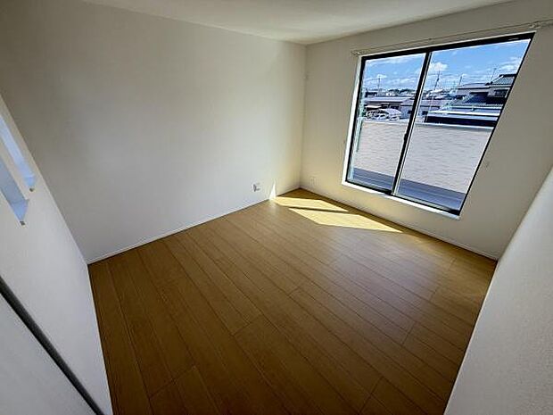 窓から自然光がたっぷり入る寝室です。シンプルな内装で家具の配置がしやすい空間です。フローリングが落ち着いた印象を与えます。明るい雰囲気の寝室となっています。電源コンセントの配置も便利です。