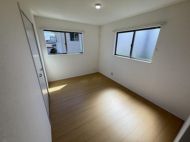 二面採光で明るさをしっかり確保した子供部屋です。シンプルな内装でインテリアの自由度が高いです。使いやすい長方形の間取りが特徴です。収納スペースも備えた実用的な空間です。