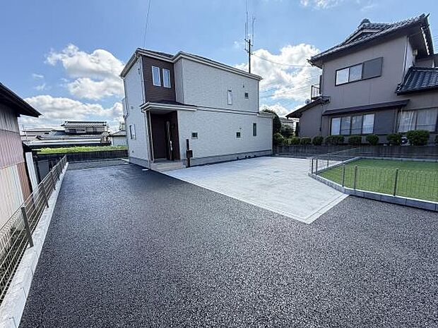 広々とした駐車場スペースが確保されておりゆとりのある出入りが可能です。舗装された地面でお手入れもしやすく複数台の車も停めやすい設計です。