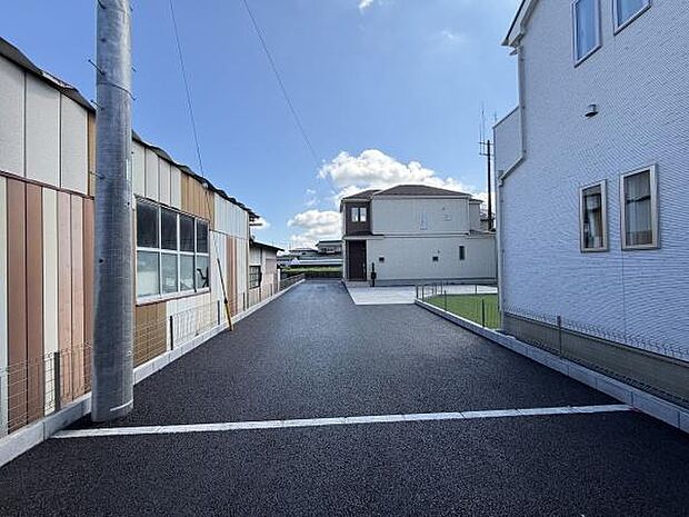 幅のある前面道路で車の出入りもスムーズに行えます。周囲は静かな住宅街となっており落ち着いた雰囲気です。道路の舗装も新しく清潔感があります。視界が開けているため見通しも良好です。