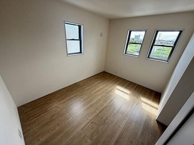 三面に設けられた窓から部屋全体に自然光が差し込みます。シンプルな設計で明るさと清潔感を感じられる子供部屋です。木目調の床が温かみを演出しレイアウトもしやすい空間となっています。