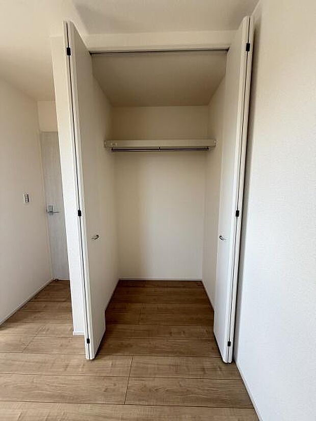 収納スペースが確保されておりすっきりとしたデザインになっています。両開き扉で使いやすく室内の雰囲気に調和しています。奥行きに余裕がありさまざまな用途に対応しやすい造りです。