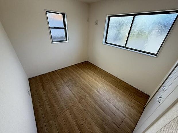 二面採光により室内が明るく感じられる洋室です。床は木目調で落ち着いた雰囲気があります。シンプルな内装で様々なインテリアにも合わせやすい空間です。収納スペースも備わっておりすっきりとした室内が保てます。