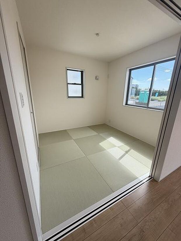 明るい日差しが差し込む清潔感あふれる和室です。シンプルな内装が空間をすっきりと見せています。二面採光で風通しも良好です。障子をはじめ伝統的な要素を取り入れやすいお部屋となっています。