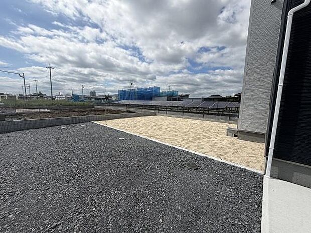 広々とした庭が特徴的です。明るい日差しがたっぷり差し込み開放感があります。手入れのしやすい地面で管理も簡単です。シンプルな外観と調和した庭が魅力です。