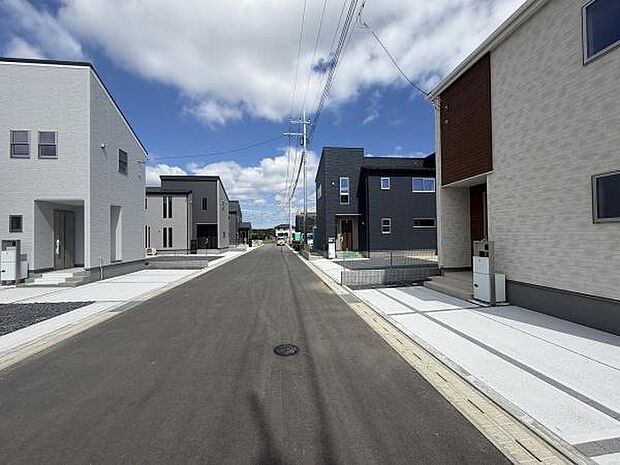 前面道路を含む現地写真です。幅の広い道路で車の出し入れがしやすい環境です。周囲には新しい住宅が立ち並び統一感のある街並みです。空が広く見渡せる開放的なロケーションが魅力です。