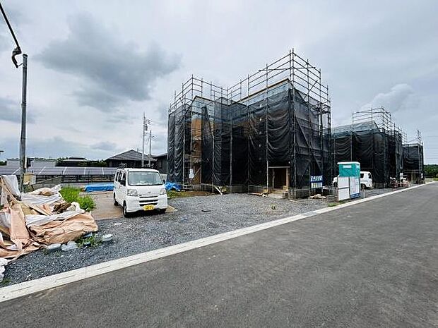 前面道路がしっかり整備されており車の出入りもスムーズです。周囲には開放的な雰囲気が感じられます。建築中の建物も確認できるため現地の様子がわかりやすい写真です。敷地の境界も明確になっています。