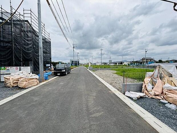 前面道路が広く車の出入りがしやすい環境です。周囲は新築物件が建設中で今後の発展が期待できます。整備された舗装道路が現地まで続いており周辺の住環境も良好です。建設中の現場ならではの開放感があります。