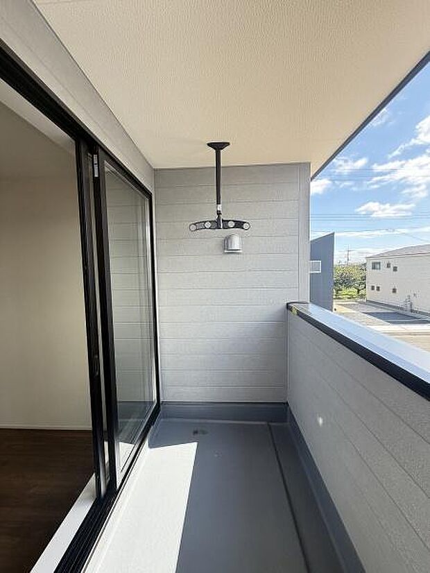 開放感のあるバルコニーが特徴です。屋根付きで天気を気にせず利用できます。奥行きが広めで使いやすい空間です。大きな窓から採光も良好です。