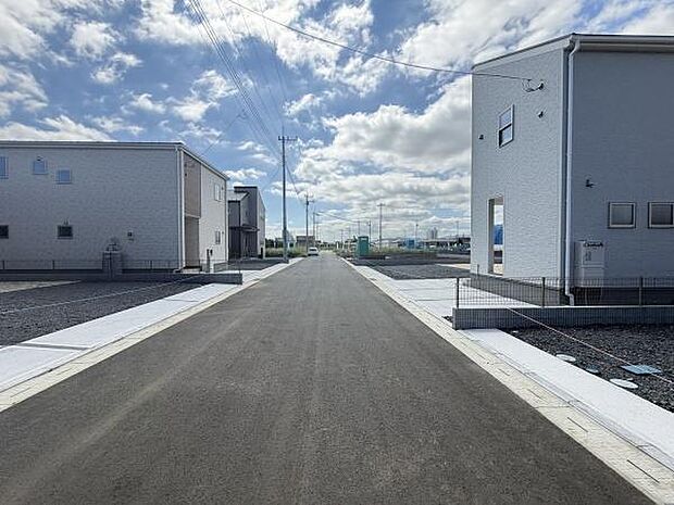前面道路は幅がしっかり確保されており車の出し入れもスムーズに行えます。道沿いには新しい住宅が建ち並び整った街並みが広がっています。晴れた日には広々とした空の景色も楽しめる環境です。