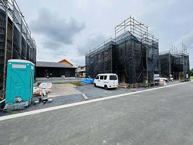 建築中の建物が並び今後の完成が楽しみな現場です。敷地内のスペースも広く車の駐車も可能です。道路もゆったりしており車両の出入りもスムーズです。周囲に住宅があり落ち着いた印象です。