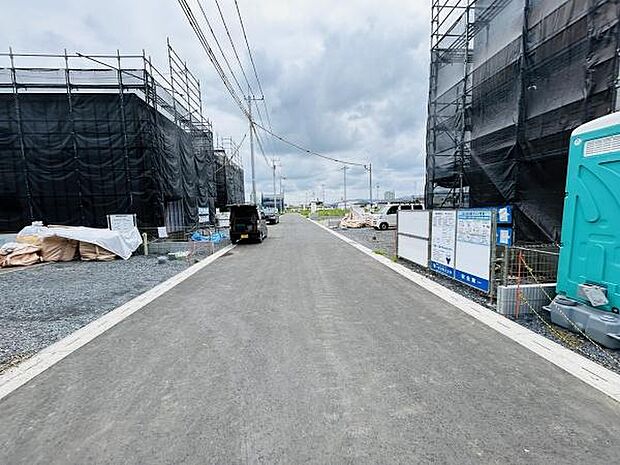 前面道路は幅員がしっかり確保されており車両の出入りがしやすい形状となっています。周囲は新築物件が立ち並び今後の発展が期待されるエリアです。整然とした道路環境で敷地までのアクセスも良好です。