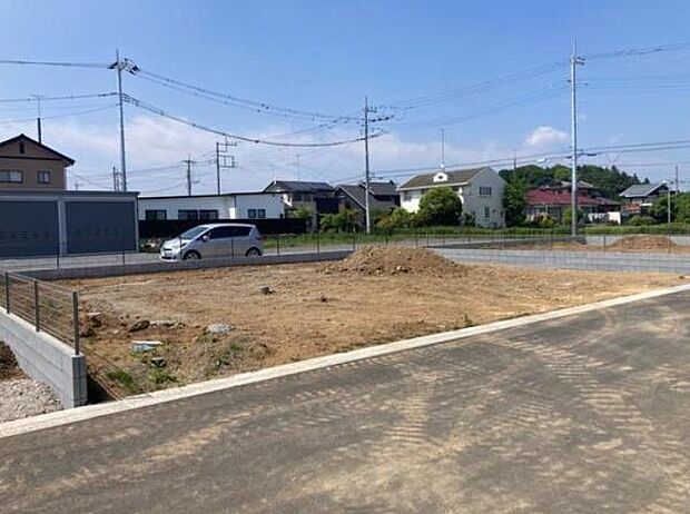 前面道路は舗装されており車の出入りもスムーズに行えます。現地の区画は整地され次のステップにも取り掛かりやすい状態です。周辺は住宅が並び落ち着いた雰囲気が感じられます。