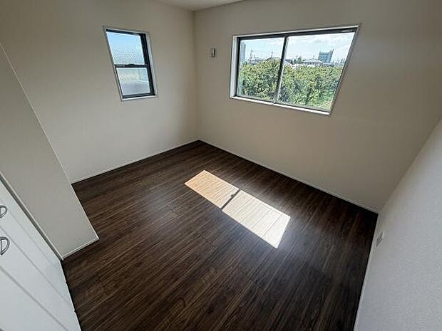 二面採光で明るさを感じられる子供部屋です。床はシックな色合いで落ち着いた雰囲気。クローゼットも備わっているので収納面も安心です。すっきりとしたシンプルな内装が特徴的です。