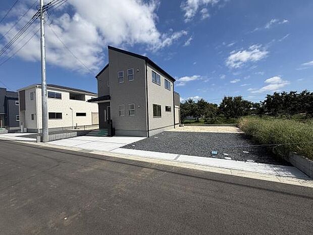 広々としたスペースの駐車場が設けられており車の出し入れがしやすい配置です。前面道路もゆったりとしています。住宅に隣接していて利便性があります。周辺には草木があり開放感も感じられます。