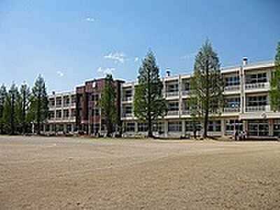 笠間市立友部第二小学校まで1611m