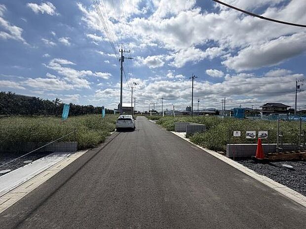 前面道路は広々としており車の移動やアクセスがしやすい印象です。現地周辺には自然を感じる景観が広がっています。日当たりも良好で住環境を考慮しやすい立地です。