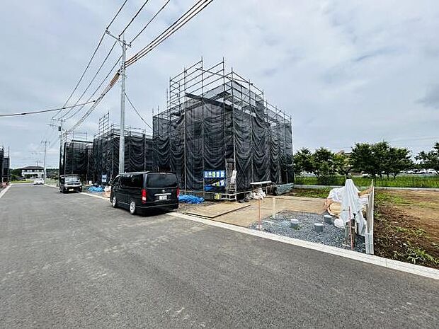 前面道路が広く車の出し入れがしやすい立地です。周囲に緑が多く開放感のある環境が広がっています。工事中のため今後の仕上がりが楽しみな物件です。隣接地に余裕があり様々な使い方が期待できます。