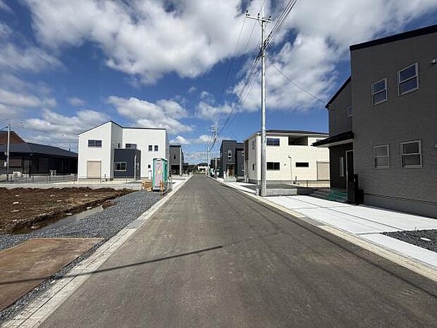 前面道路が広く車の出入りもスムーズに行えます。現地は新しい建物が立ち並び統一感があります。空が広く感じられる開放的な雰囲気です。道路沿いには整備された歩道もあり見通しが良好です。