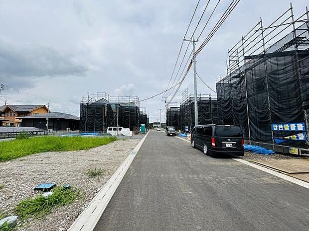 現地前面道路は見通しが良く車の出入りもスムーズに行えます。周辺には住宅や建設中の家が並び生活環境の変化を感じられます。道路幅も余裕があり車両の通行がしやすい環境です。