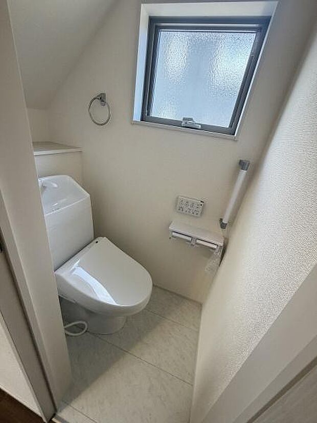 明るい窓付きのトイレは圧迫感の少ない空間です。手すりが設置されているので安心してご利用いただけます。清潔感のある内装で管理も行き届いています。トイレットペーパーホルダーや収納も充実しています。
