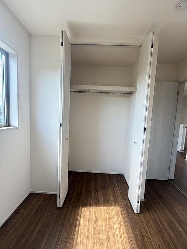 白を基調とした扉が室内に調和し空間をすっきりと見せます。クローゼット内部には棚とハンガーパイプが備え付けられており用途に応じて利用できます。開口が広く使いやすい収納スペースです。