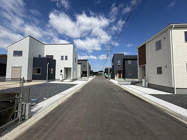 前面道路が広く車の出入りもスムーズに行えます。整然とした街並みが特徴的です。周辺の住宅も新しく統一感のあるエリアです。ゆったりとした道路幅で開放的な空間が広がっています。