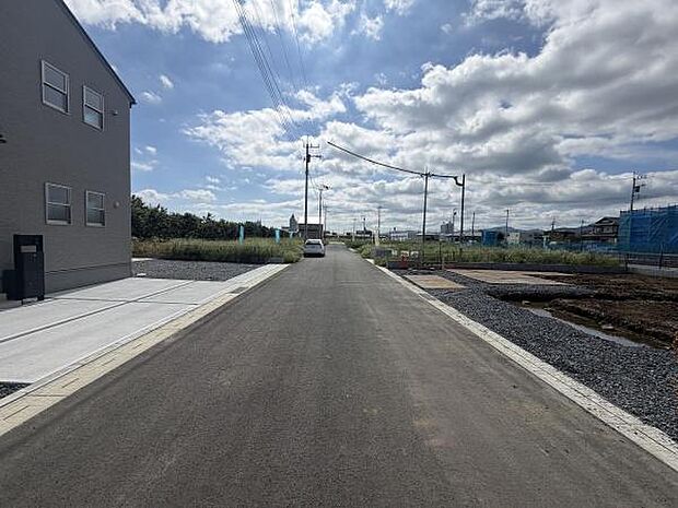 前面道路がしっかり整備されており車の出入りもしやすい印象です。幅のある道路で開放的な雰囲気が感じられます。周囲は見通しが良く住宅と調和した新しい街並みとなっています。晴れた日には明るい印象を与えます。
