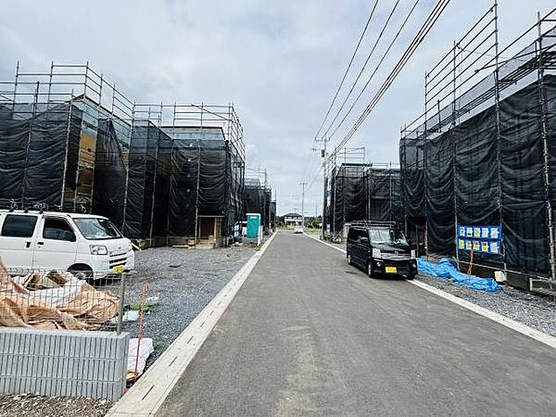 前面道路は幅がしっかりと確保されており車の出し入れもスムーズに行えます。道路沿いには新築住宅が立ち並び整然とした街並みが広がっています。現地は静かな環境で落ち着いた雰囲気が感じられます。