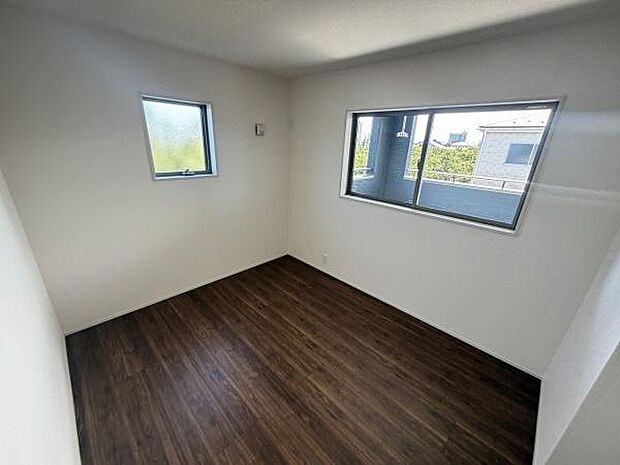 二面採光で明るさを感じられる子供部屋です。シンプルな設計は家具の配置がしやすく使い勝手の良い空間となっています。落ち着いたフローリングが特徴的です。必要なコンセントも壁面に設置されています。
