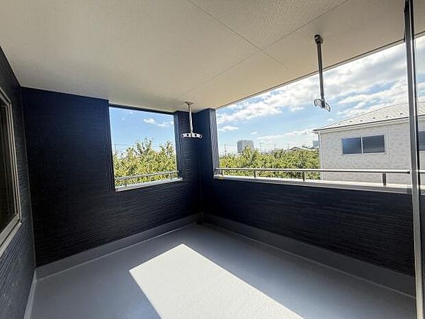 開放感のあるバルコニーは広々とした空間が魅力です。屋根付きで天候に左右されにくく使い勝手の良さが感じられます。周囲の緑や街並みを眺めることができバルコニーならではの快適さがあります。