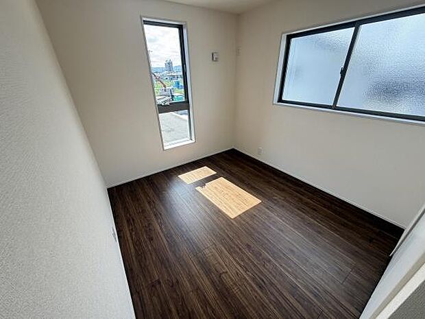 洋室には大きな窓が2カ所ありしっかりとした採光が期待できます。落ち着いた色合いのフローリングで清潔感があります。壁や床に目立つキズや汚れがなく室内が整っています。