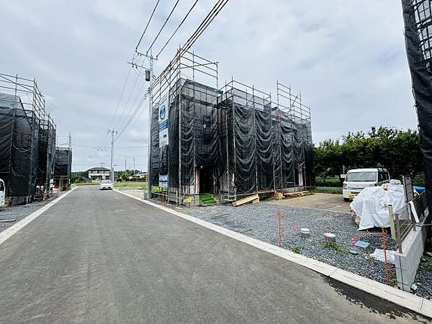 新しい住宅が並ぶ開発エリアで落ち着いた雰囲気の街並みが広がっています。前面道路はゆとりがあり車の出し入れもスムーズです。建設中の様子からも今後の住み心地に期待が持てます。周囲は閑静な住環境です。