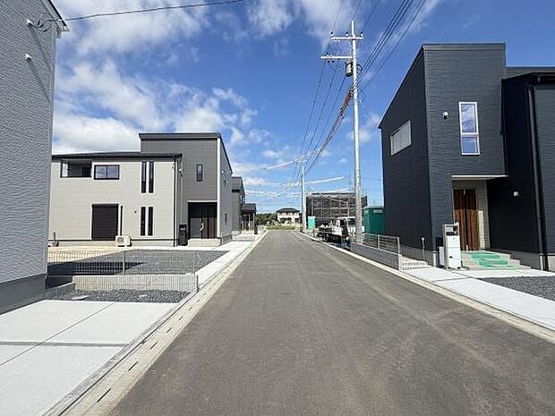前面道路が広く車の出し入れがしやすい環境です。新しい住宅が並び整った街並みが印象的です。道路沿いは見通しが良く開放感があります。電柱や配線もしっかりと整備されています。