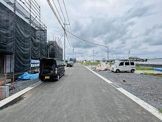 前面道路が広く車の出し入れがしやすい印象です。周囲は建築中の住宅もありこれからの街並みに期待できます。道路沿いに電柱が整然と並び見通しも確保されています。