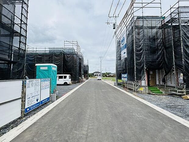 前面道路が広々としており車の出入りもスムーズに行えます。現地周辺は見通しが良く安心感があります。新築工事中の様子も確認できるため建物の進捗状況がわかりやすいです。